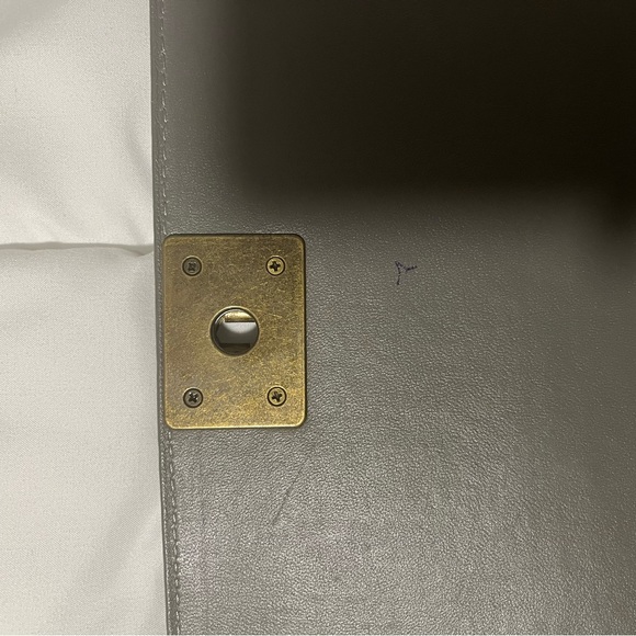 Grey leather bag w shiny hardware - Picture 5 of 5